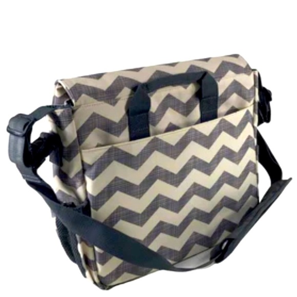 Skip Hop Dash Signature Messenger Diaper Bag Chevron Baby Toddler Kids Travel - Picture 2 of 16